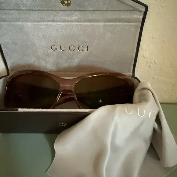 Gucci | Accessories | Gucci Tortoise Shell Sunglasses W Case  display picture 3